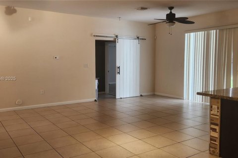House in Miami, Florida 4 bedrooms, 170.66 sq.m. № 1806027 - photo 3
