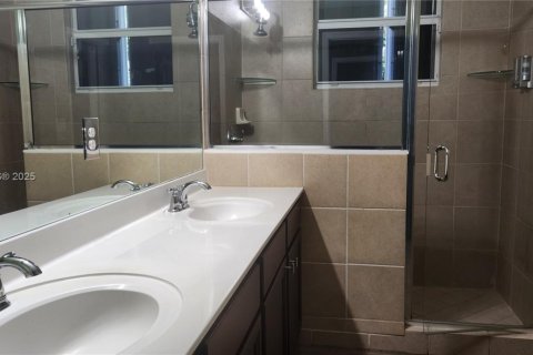 House in Miami, Florida 4 bedrooms, 170.66 sq.m. № 1806027 - photo 8