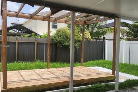House in Miami, Florida 4 bedrooms, 170.66 sq.m. № 1806027 - photo 15