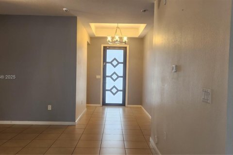 House in Miami, Florida 4 bedrooms, 170.66 sq.m. № 1806027 - photo 2