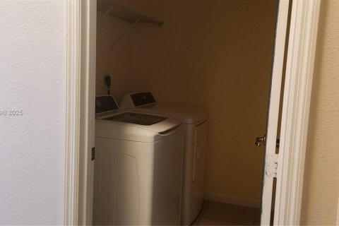 House in Miami, Florida 4 bedrooms, 170.66 sq.m. № 1806027 - photo 11