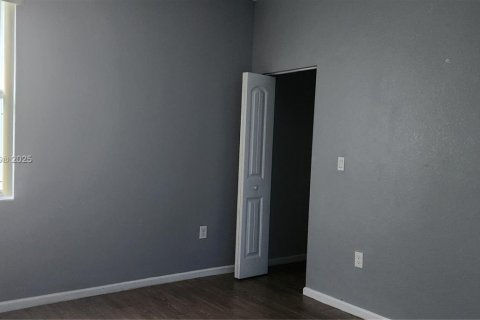 House in Miami, Florida 4 bedrooms, 170.66 sq.m. № 1806027 - photo 10