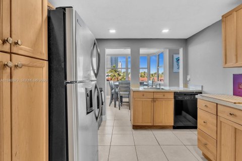 Condominio en venta en North Miami Beach, Florida, 1 dormitorio, 91.97 m2 № 2089215 - foto 13
