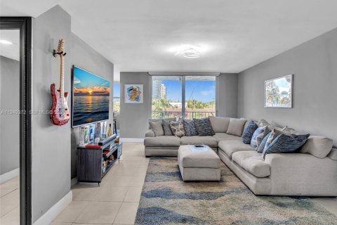 Condominio en venta en North Miami Beach, Florida, 1 dormitorio, 91.97 m2 № 2089215 - foto 6
