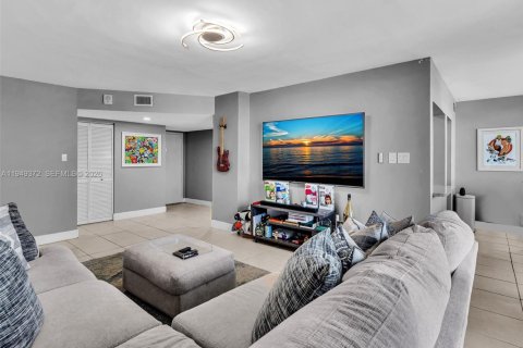 Condominio en venta en North Miami Beach, Florida, 1 dormitorio, 91.97 m2 № 2089215 - foto 9