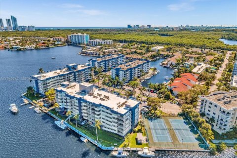 Condominio en North Miami Beach, Florida, 1 dormitorio  № 2089215