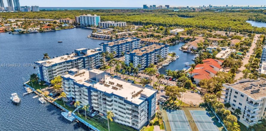 Condominio en North Miami Beach, Florida, 1 dormitorio  № 2089215