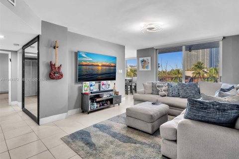 Condominio en venta en North Miami Beach, Florida, 1 dormitorio, 91.97 m2 № 2089215 - foto 7