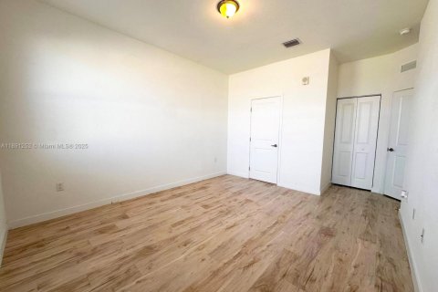 Condominio en venta en Miami, Florida, 3 dormitorios, 137.59 m2 № 1944958 - foto 19