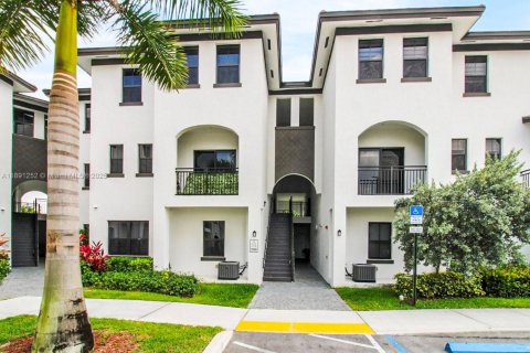 Condo in Miami, Florida, 3 bedrooms  № 1944958 - photo 1