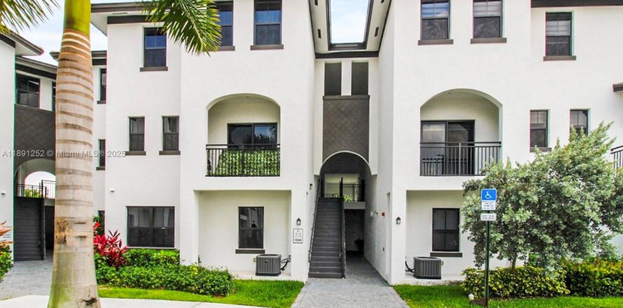 Condo in Miami, Florida, 3 bedrooms № 1944958