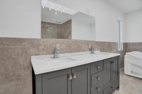 House in Dania Beach, Florida 7 bedrooms, 432 sq.m. № 2012145 - photo 25