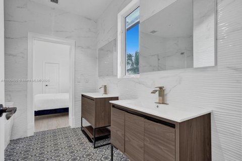 House in Dania Beach, Florida 7 bedrooms, 432 sq.m. № 2012145 - photo 18