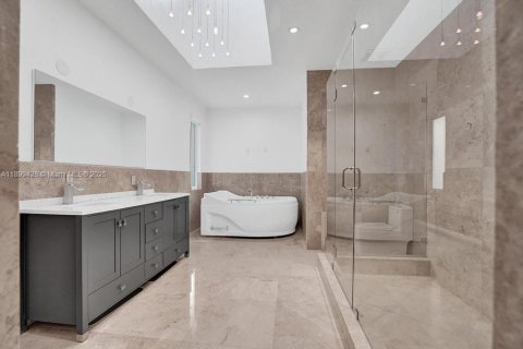 House in Dania Beach, Florida 7 bedrooms, 432 sq.m. № 2012145 - photo 24