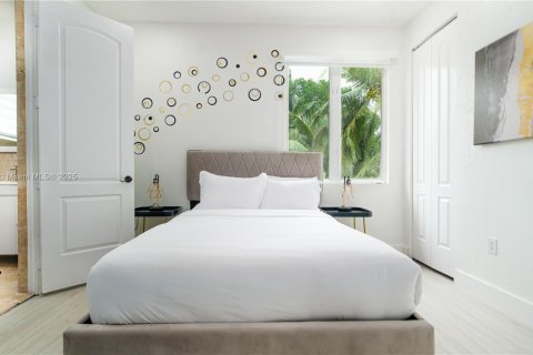 House in Dania Beach, Florida 7 bedrooms, 432 sq.m. № 2012145 - photo 28