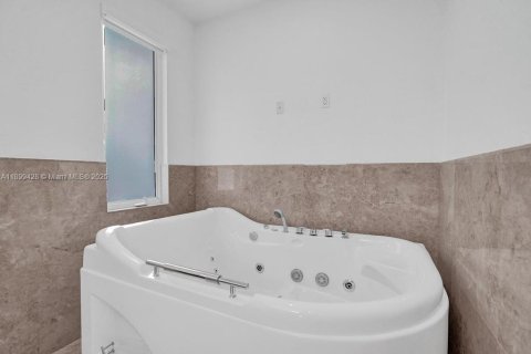 House in Dania Beach, Florida 7 bedrooms, 432 sq.m. № 2012145 - photo 27