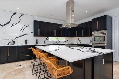 House in Dania Beach, Florida 7 bedrooms, 432 sq.m. № 2012145 - photo 10