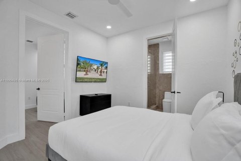 House in Dania Beach, Florida 7 bedrooms, 432 sq.m. № 2012145 - photo 13