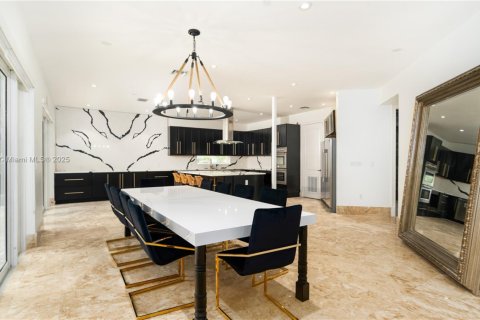 House in Dania Beach, Florida 7 bedrooms, 432 sq.m. № 2012145 - photo 8