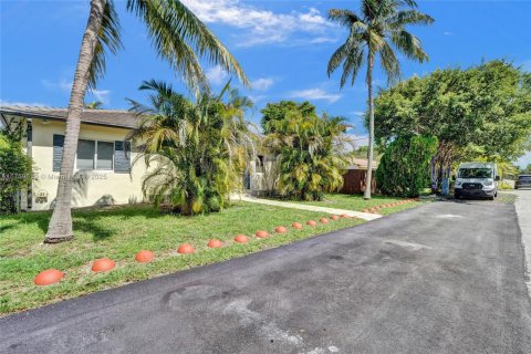 Commercial property in Biscayne Park, Florida 138.15 sq.m. № 1889554 - photo 7