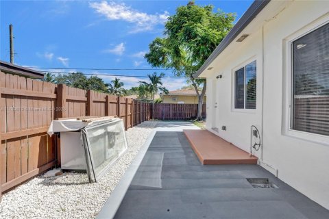 Commercial property in Biscayne Park, Florida 138.15 sq.m. № 1889554 - photo 29