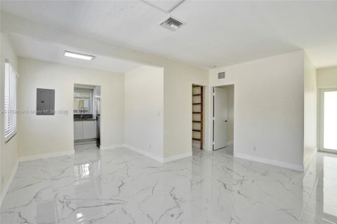Commercial property in Biscayne Park, Florida 138.15 sq.m. № 1889554 - photo 20