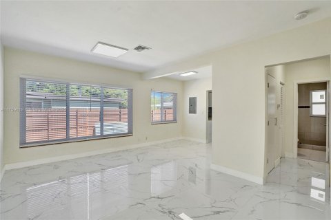 Commercial property in Biscayne Park, Florida 138.15 sq.m. № 1889554 - photo 18