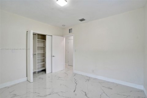 Commercial property in Biscayne Park, Florida 138.15 sq.m. № 1889554 - photo 11