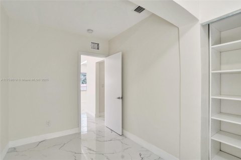 Commercial property in Biscayne Park, Florida 138.15 sq.m. № 1889554 - photo 15