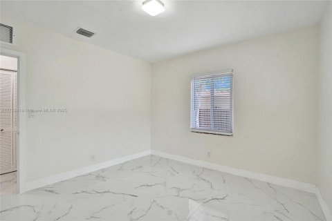 Commercial property in Biscayne Park, Florida 138.15 sq.m. № 1889554 - photo 12