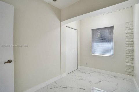 Commercial property in Biscayne Park, Florida 138.15 sq.m. № 1889554 - photo 17