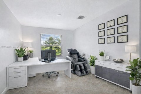 House in Wellington, Florida 4 bedrooms, 195.47 sq.m. № 2028866 - photo 7