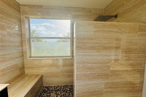 House in Wellington, Florida 4 bedrooms, 195.47 sq.m. № 2028866 - photo 11