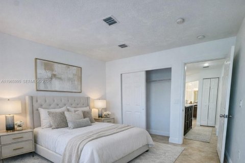 House in Wellington, Florida 4 bedrooms, 195.47 sq.m. № 2028866 - photo 5