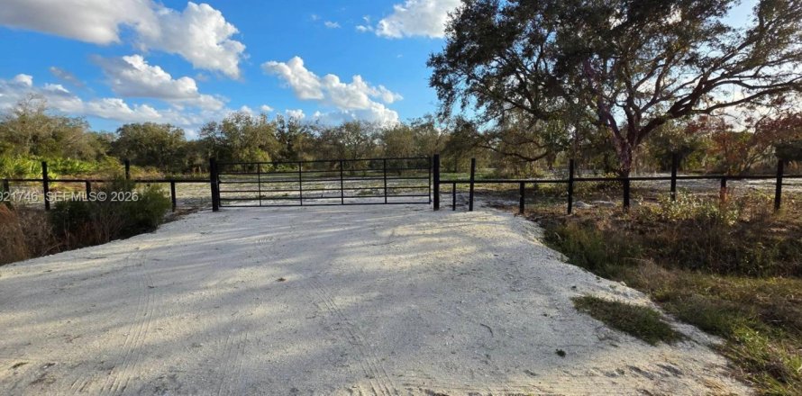 Land in Okeechobee, Florida № 2158567
