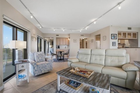 Condo in New Smyrna Beach, Florida, 2 bedrooms № 2223609 - photo 7