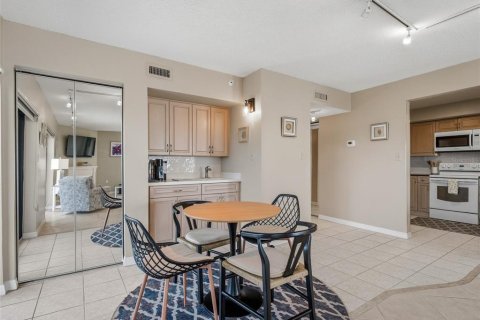 Condo in New Smyrna Beach, Florida, 2 bedrooms № 2223609 - photo 14