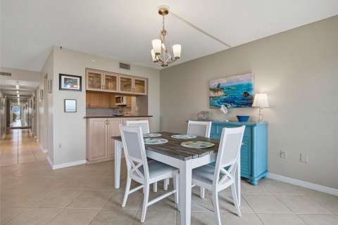 Condo in New Smyrna Beach, Florida, 2 bedrooms № 2223609 - photo 11