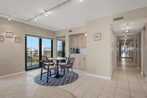 Condo in New Smyrna Beach, Florida, 2 bedrooms № 2223609 - photo 12
