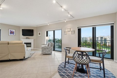 Condo in New Smyrna Beach, Florida, 2 bedrooms № 2223609 - photo 13