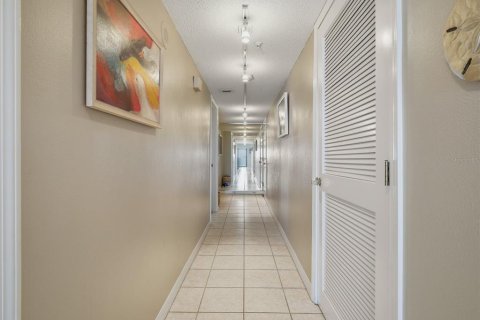 Condo in New Smyrna Beach, Florida, 2 bedrooms № 2223609 - photo 3