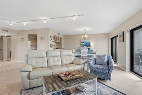 Condo in New Smyrna Beach, Florida, 2 bedrooms № 2223609 - photo 8