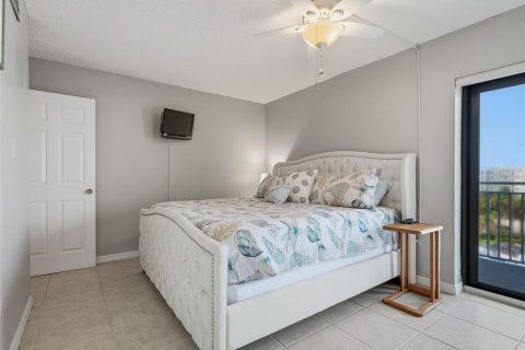 Condo in New Smyrna Beach, Florida, 2 bedrooms № 2223609 - photo 22