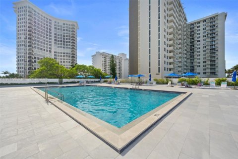 Condo in Miami Beach, Florida, 1 bedroom  № 1850670 - photo 23