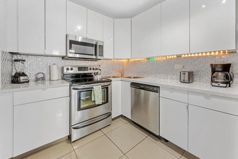 Condo in Miami Beach, Florida, 1 bedroom  № 1850670 - photo 16