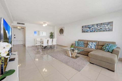 Condo in Miami Beach, Florida, 1 bedroom  № 1850670 - photo 11