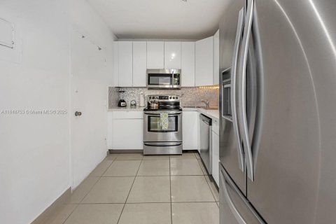 Condo in Miami Beach, Florida, 1 bedroom  № 1850670 - photo 17