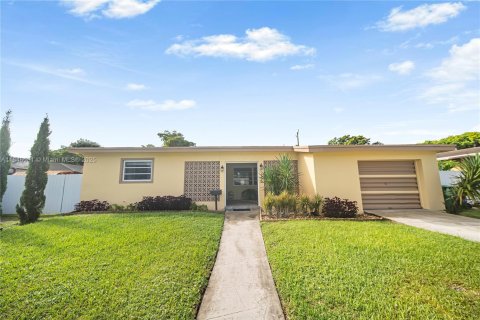 Casa en Miami Gardens, Florida 3 dormitorios, 126.9 m2 № 2015793