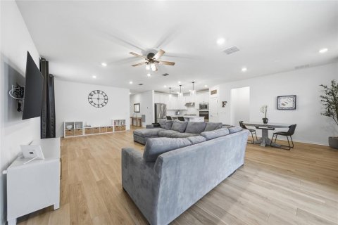 House in Land O' Lakes, Florida 3 bedrooms, 209.87 sq.m. № 2167636 - photo 8