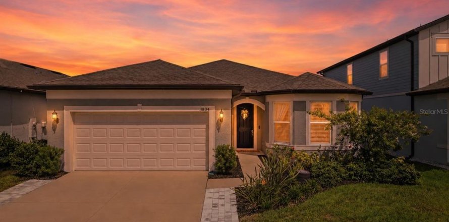 House in Land O' Lakes, Florida 3 bedrooms, 209.87 sq.m. № 2167636